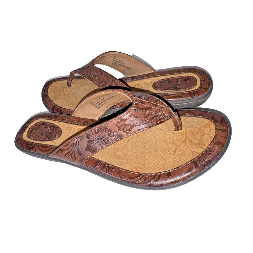 BOC Sandals 9 Floral Embossed Flip Flops Brown Faux Leather Boho Y2K Essentials